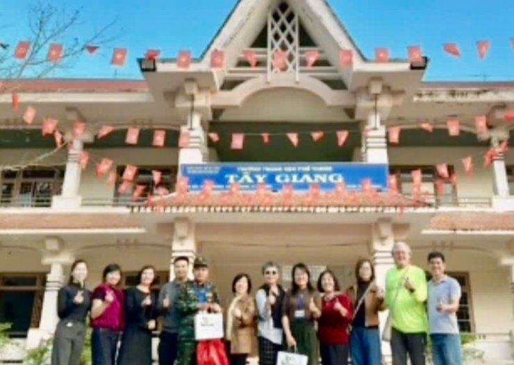 ĐỒNG HÀNH CÙNG ĐỒNG BÀO VÀ HỌC SINH 2 TRƯỜNG NỘI TRÚ TÂY GIANG – VÕ CHÍ CÔNG